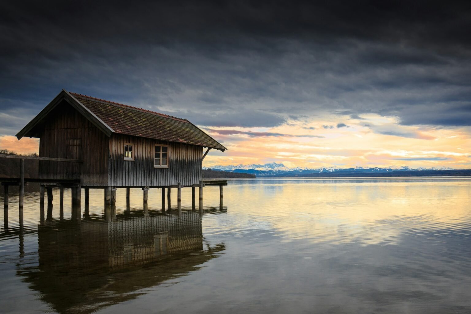 Bootshaus am Ammersee in der Abenddämmerung