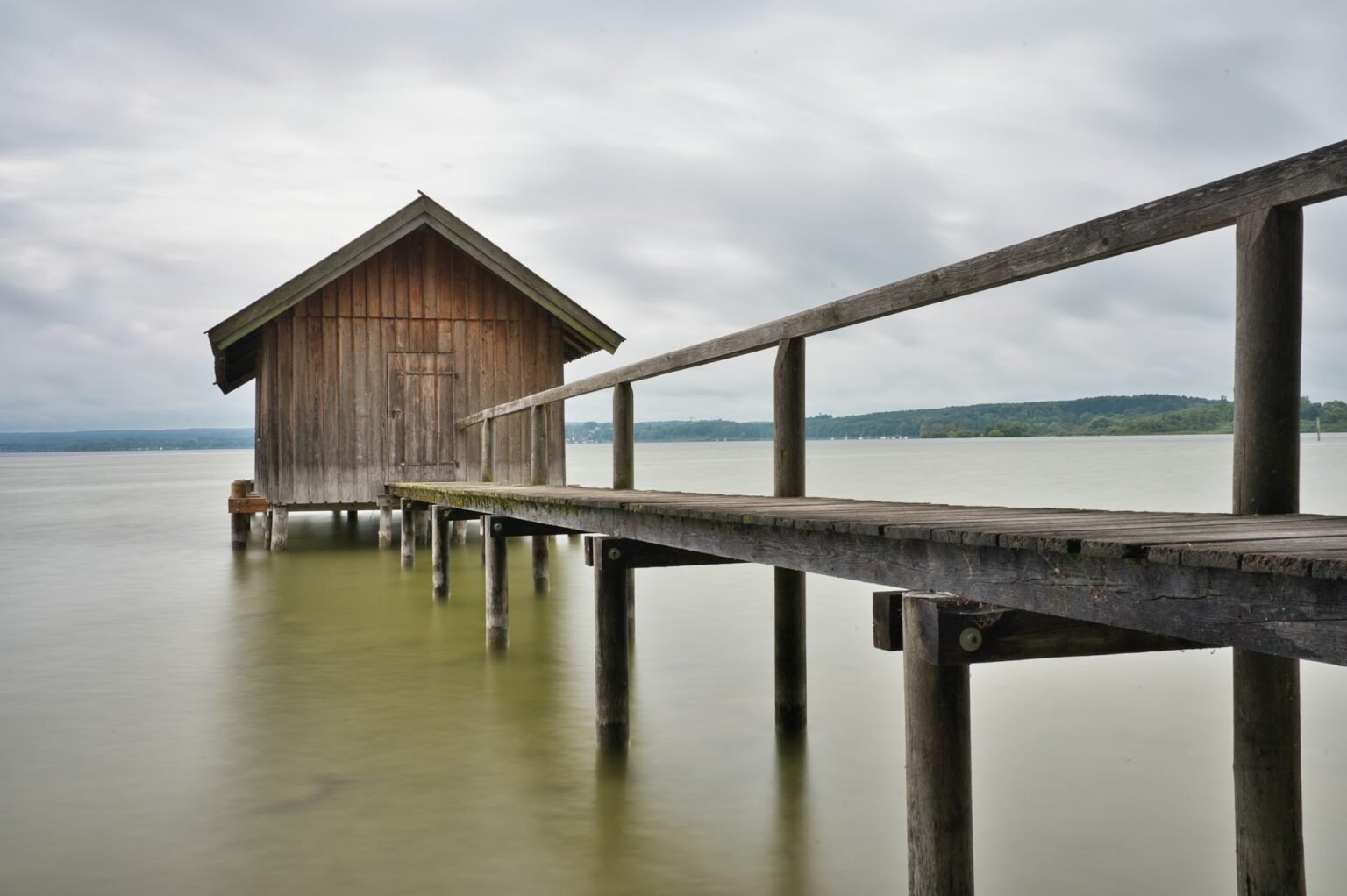Holzsteg und Bootshaus am Ammersee