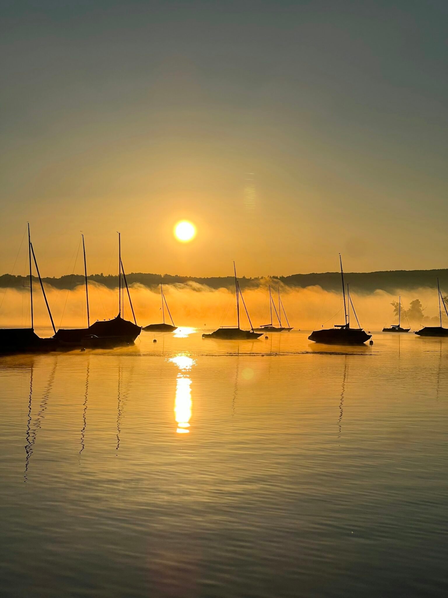 Segelboote im Sonnenuntergang auf dem Ammersee